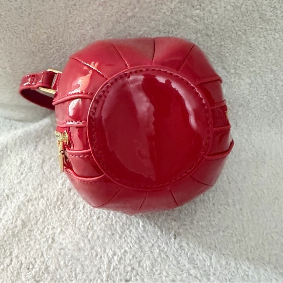 Disney | Snow White Apple Purse - Picture 7 of 15